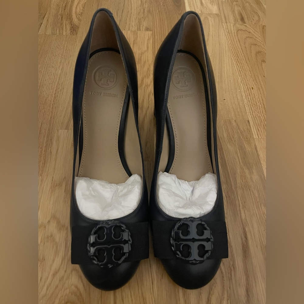 New Tory Burch heels in Navy Blue Size 7